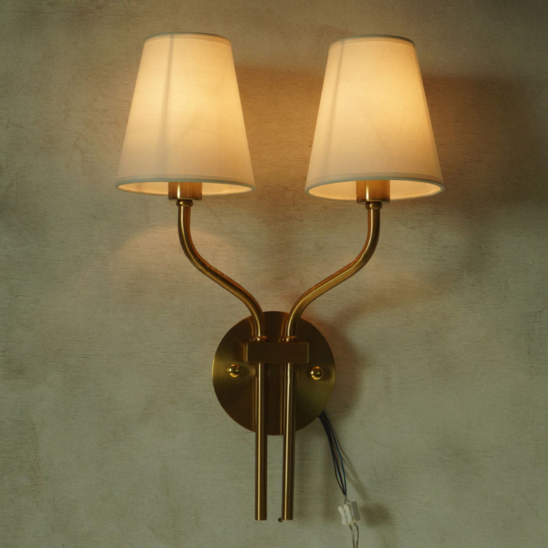 Hotel-inspirierte, goldbeschichtete Doppelkopf-Wandleuchte für das Schlafzimmer
