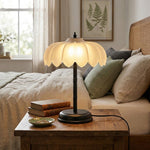 Charger l'image dans la visionneuse de galerie, Lampe de Table Élégante Aridia – Base Métallique Élégante et Abat-Jour en Verre pour Espaces Contemporains