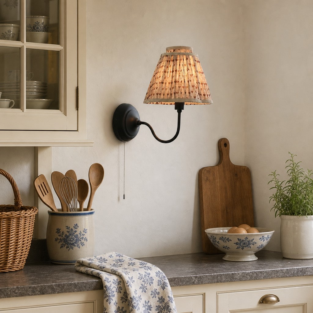 Solmire Zeitgenössische Wandleuchte – Maßgeschneiderte Stoff-Metall Wandlampe für Schlafzimmer und Flur