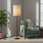 Cargar imagen en el visor de la Galería, Lámpara de pie Linbron con pantalla de tela neutra y acabado en veta de madera – Lámpara de pie moderna minimalista para sala de estar y estudio