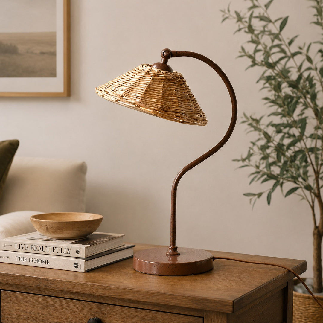 Lampe de table avec abat-jour en rotin tressé à la main et structure métallique courbée