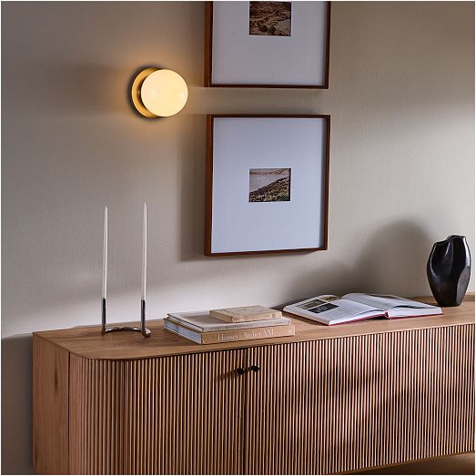 Aplique de pared Rivolence: lámpara de latón antiguo con cristal lechoso
