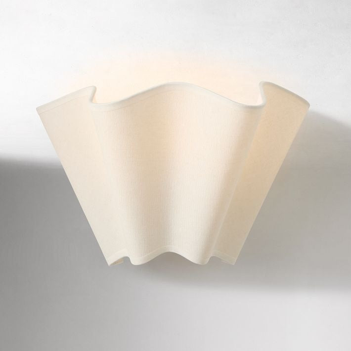 Aplique de pared festoneado Oslan - Pantalla clásica de lino con acento moderno