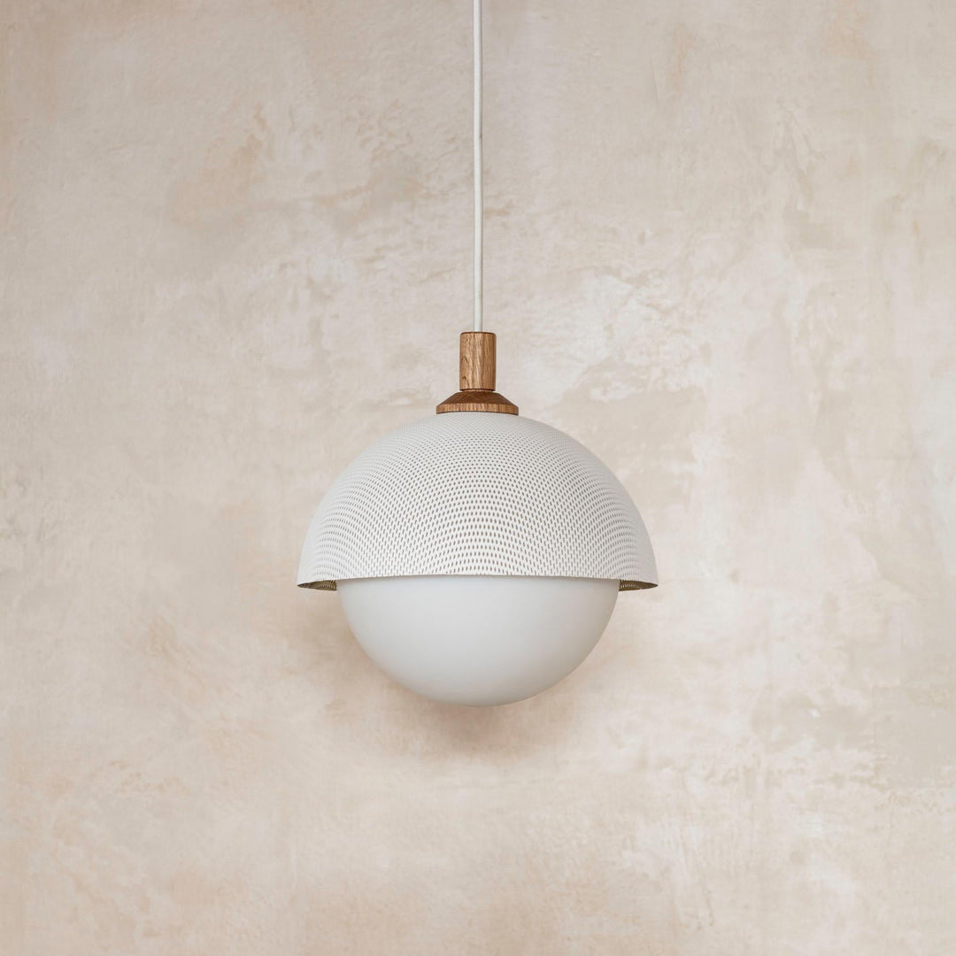 Lampe suspendue perforée en forme de dôme