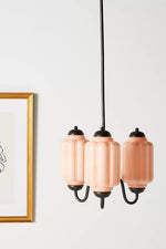 Bild in der Galerieansicht laden, Eloise Kronleuchter – Milchglas-Kronleuchter in einem Vintage-Stil-Finish
