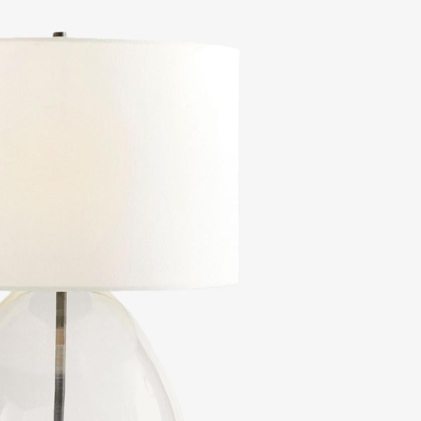 Sustaina Gebogene Tischlampe aus recyceltem Glas mit Stoffschirm – Nachhaltige moderne Akzentbeleuchtung für Wohnzimmer