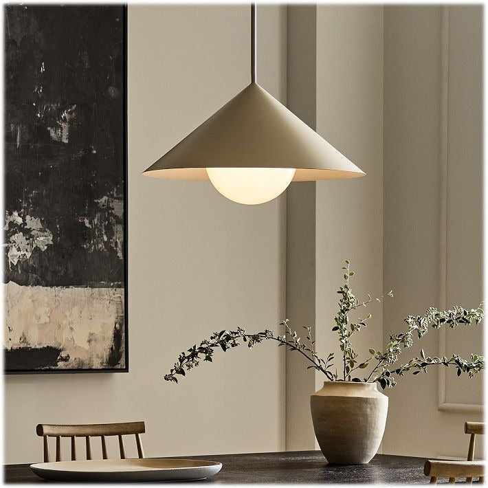 Lámpara colgante cónica de metal Brivana: diseño minimalista moderno para comedores
