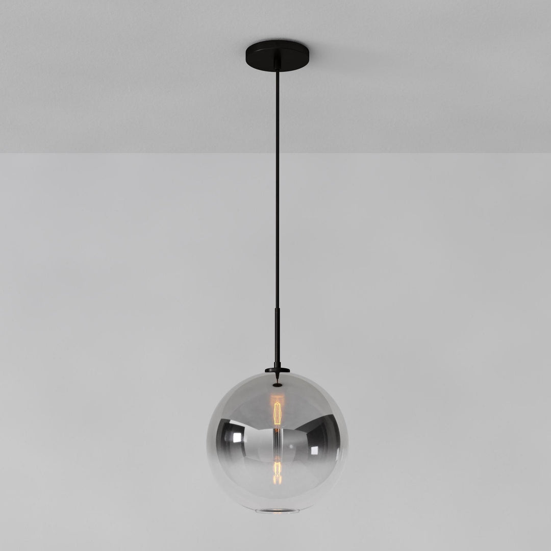 Lámpara colgante Selvion con forma de globo escultural: moderna lámpara colgante de cristal con un diseño elegante.