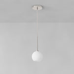 Cargar imagen en el visor de la Galería, Lámpara colgante Selvion con forma de globo escultural: moderna lámpara colgante de cristal con un diseño elegante.
