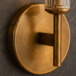 Bild in Gallery-Viewer laden, Bravira Glass Tube Wandlampe - Klassische gerippte Messingrohrbeleuchtung