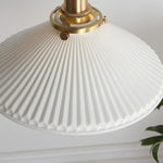 Cargar imagen en el visor de la Galería, Lámpara de pared cerámica plisada Cerelle – Aplique escultórico con diseño acanalado para dormitorio o pasillo N30