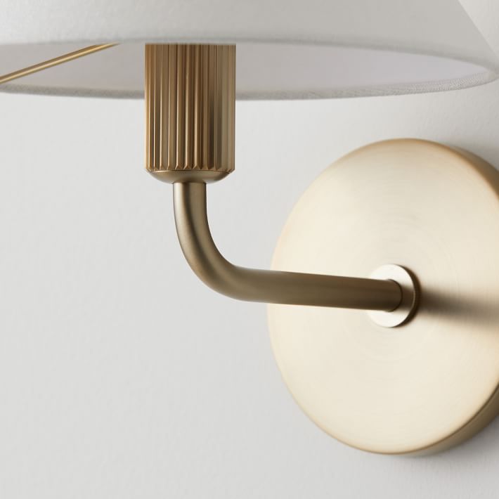 Aplique de pared Diora: moderna lámpara de latón con elegante pantalla