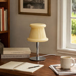 Bild in Gallery-Viewer laden, Sculpted Glass Table Lamp