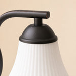Bild in Gallery-Viewer laden, Close view of black metal shade cap and glass shade