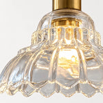 Cargar imagen en el visor de la Galería, Scalloped clear glass shade detail