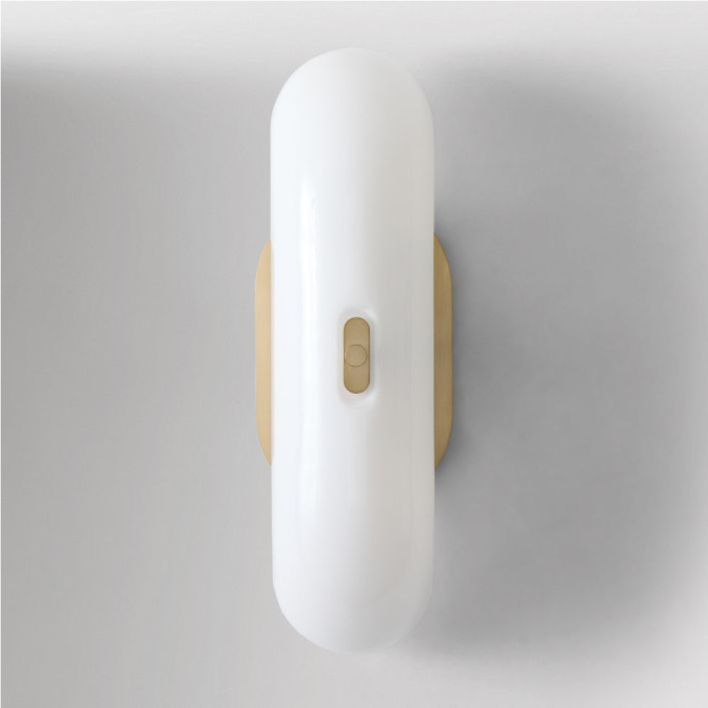 Ferosa Elegante Wandleuchte in Boot-Form – Messing-Finish mit Milchglas Lineardesign