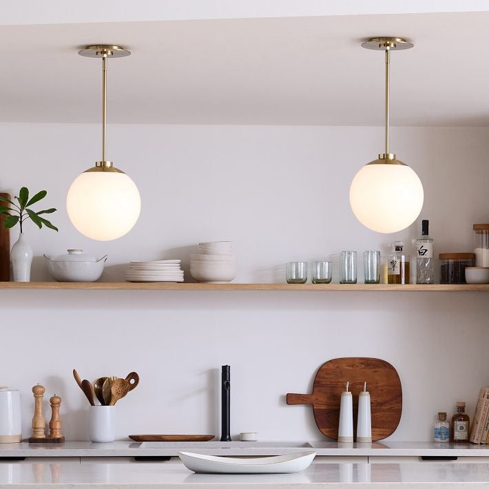 Lámpara colgante Rivolence Globe: elegante iluminación de latón