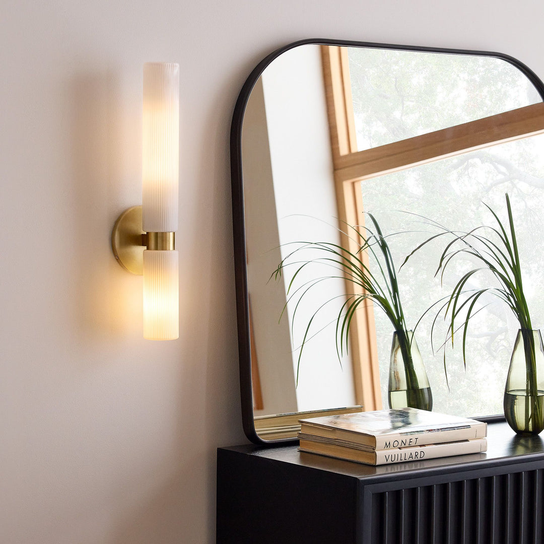Applique murale Rivora en tube de verre strié – Luminaire double tube en laiton cannelé