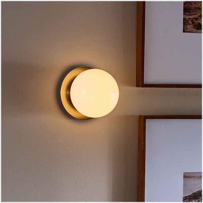 Aplique de pared Rivolence: lámpara de latón antiguo con cristal lechoso