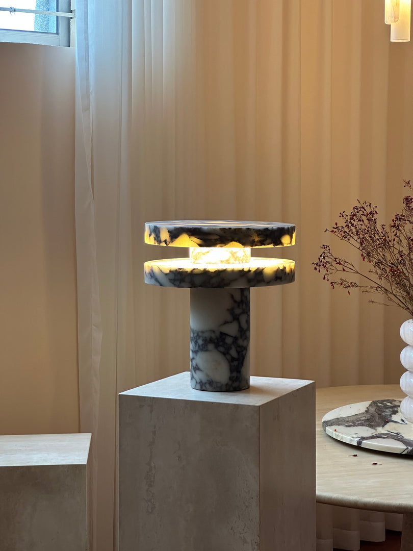 Moderne skulpturale Tischlampe mit zylindrischem Sockeldesign für Schlafzimmer-Nachttisch und Wohnzimmer