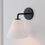Cargar imagen en el visor de la Galería, Aplique de pared Conica Cone: iluminación moderna de vidrio de 1, 2 y 3 luces

