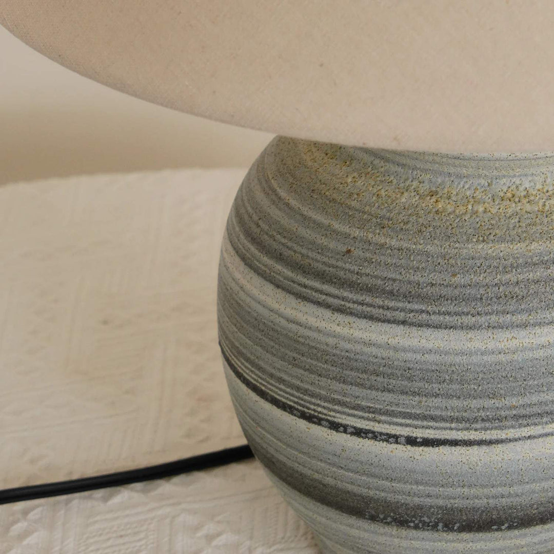 Lampe de table minimaliste en métal et céramique Ceravine - Design nordique pour chevet et salon