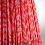 Charger l'image dans la visionneuse de galerie, Lampe de table sculpturale Grainora avec base en grain de bois naturel et abat-jour en tissu pour intérieurs chaleureux