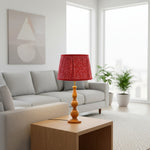 Charger l'image dans la visionneuse de galerie, Lampe de table sculpturale Grainora avec base en grain de bois naturel et abat-jour en tissu pour intérieurs chaleureux