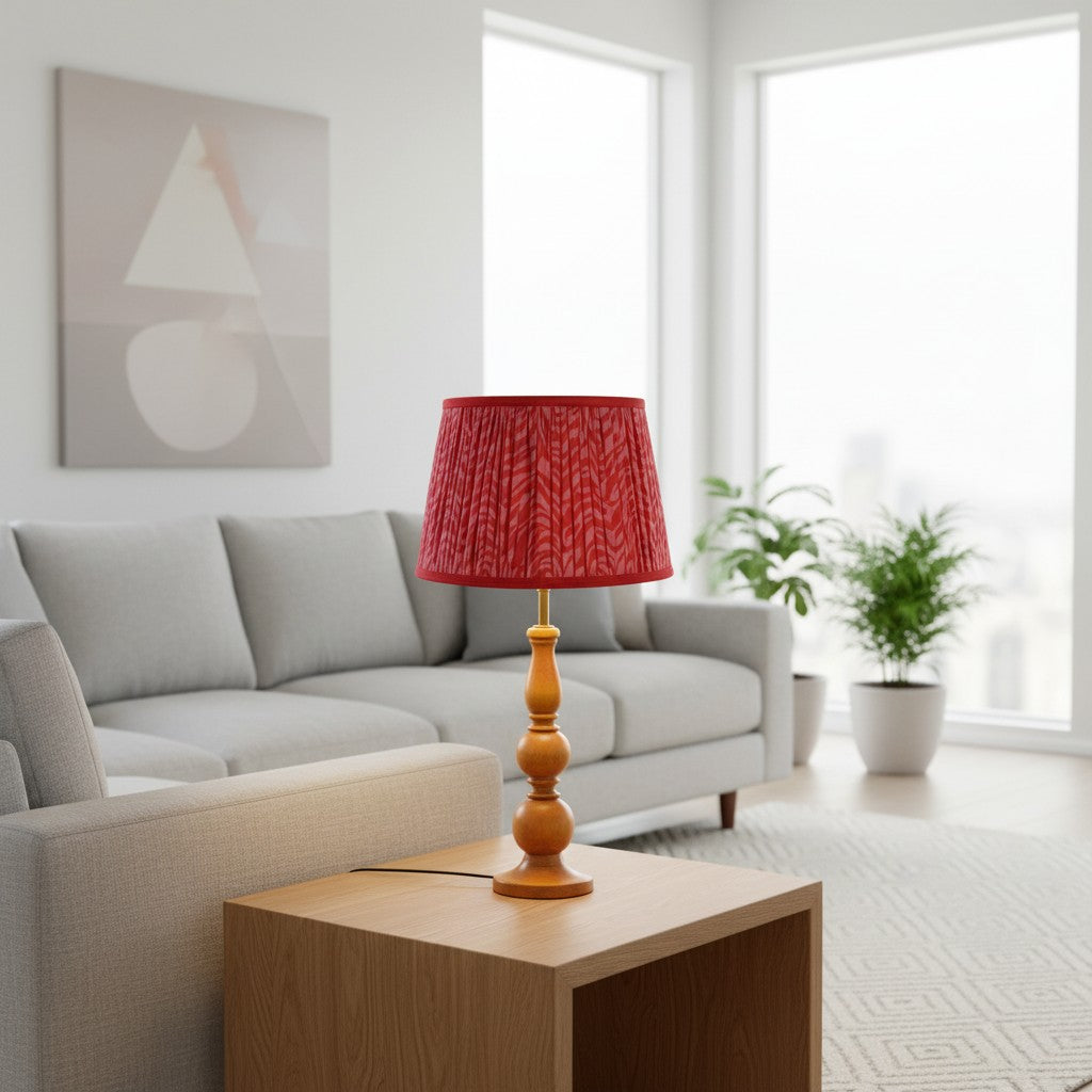 Lampe de table sculpturale Grainora avec base en grain de bois naturel et abat-jour en tissu pour intérieurs chaleureux