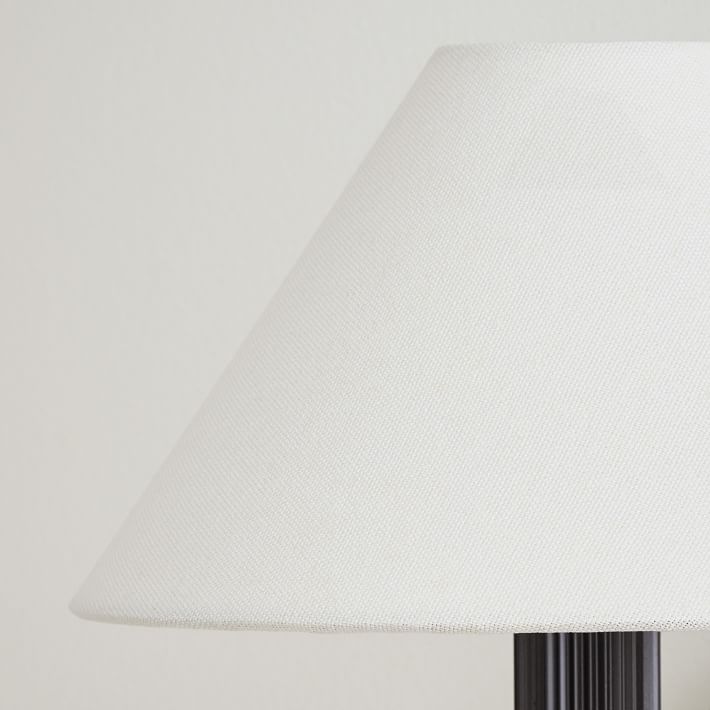 Aplique de pared Diora: moderna lámpara de latón con elegante pantalla