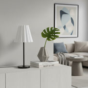 Lámpara de mesa delgada de transición Ruffmeto: iluminación con pantalla escultural para sala de estar o dormitorio