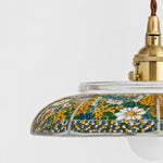 Bild in Gallery-Viewer laden, Side close-up of ceramic shade rim and brass-tone socket