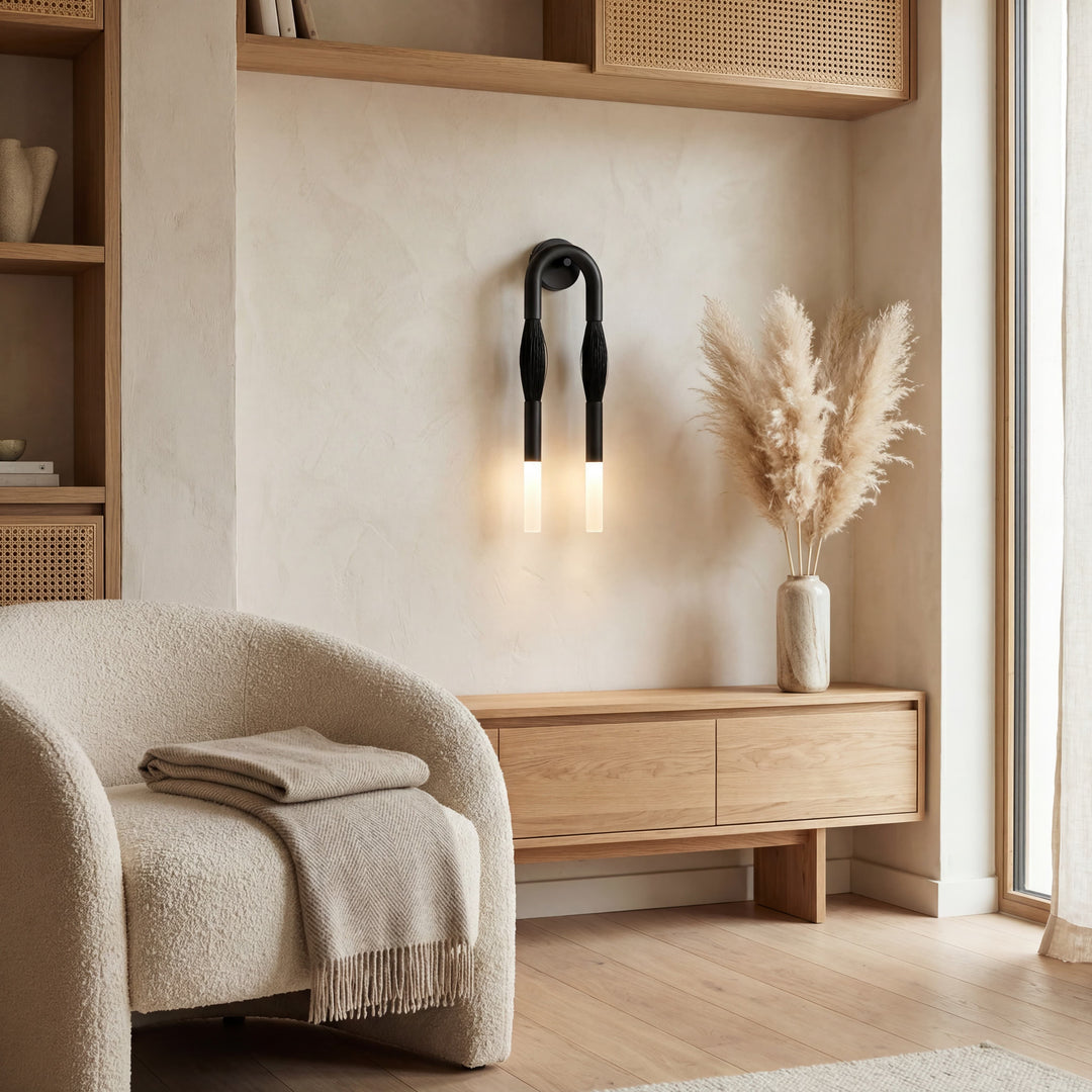 Applique murale minimaliste à bras courbé Strandia - Lumière d’accent style Japandi pour couloir