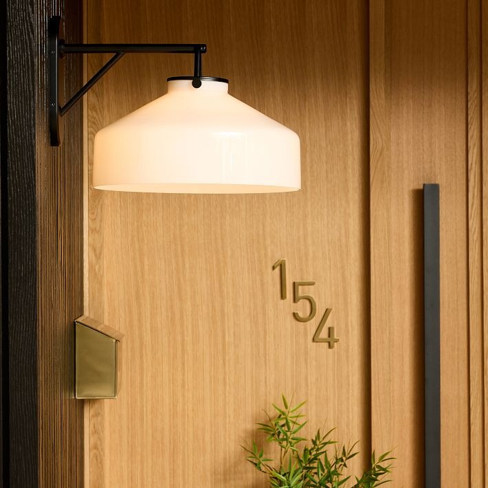 Aplique de pared minimalista para exterior Hanton: aplique industrial de metal mate para espacios modernos