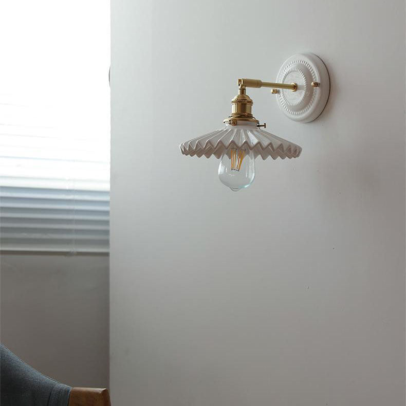 Lámpara de pared vintage de cerámica japonesa de latón con una luz