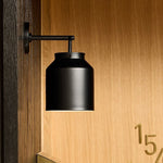 Cargar imagen en el visor de la Galería, Aplique de pared minimalista para exterior Hanton: aplique industrial de metal mate para espacios modernos
