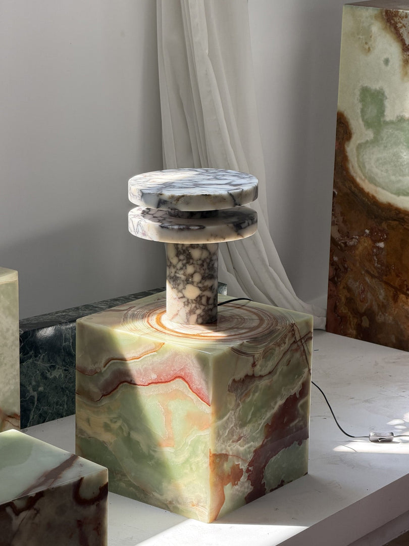 Moderne skulpturale Tischlampe mit zylindrischem Sockeldesign für Schlafzimmer-Nachttisch und Wohnzimmer