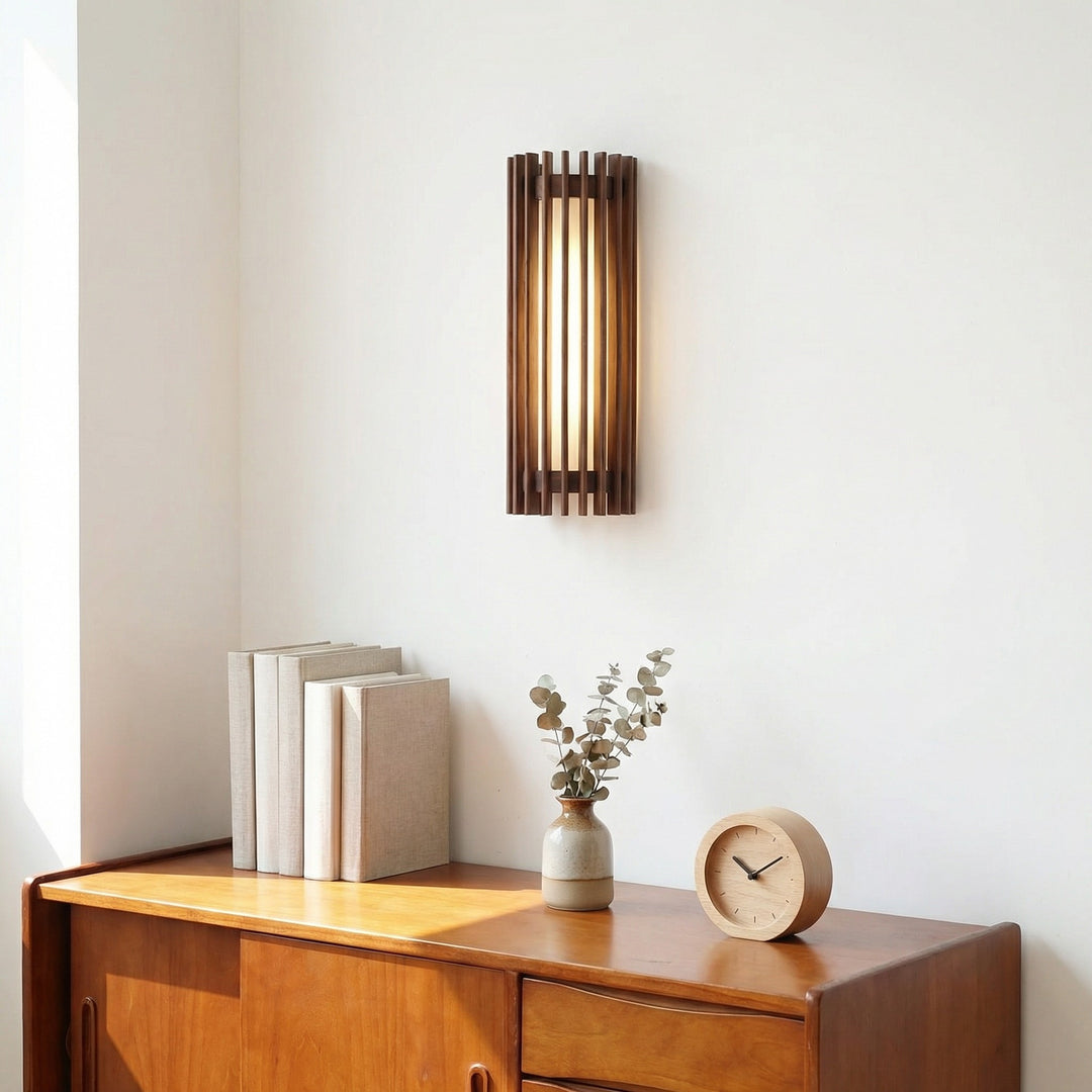 Applique murale Boskelux en noyer – Plaque arrière incurvée et lumière diffuse pour salons ou couloirs