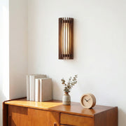 Applique murale Boskelux en noyer – Plaque arrière incurvée et lumière diffuse pour salons ou couloirs