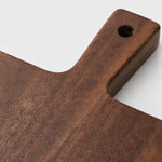 Cargar imagen en el visor de la Galería, Close view of the cutting board handle and wood grain