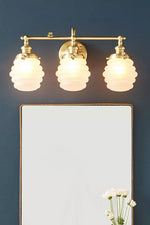 Cargar imagen en el visor de la Galería, Aplique de pared para tocador de metal y vidrio Capigia: lámpara de baño moderna con estilo elegante
