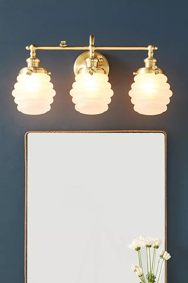 Aplique de pared para tocador de metal y vidrio Capigia: lámpara de baño moderna con estilo elegante