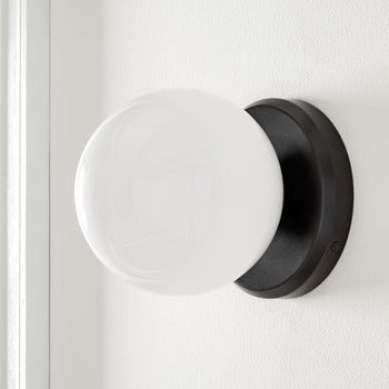 Aplique Brelia de una luz: aplique minimalista para una decoración moderna