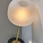 Cargar imagen en el visor de la Galería, Lámpara de mesa Pelviona de cristal acanalado - Base de latón y metal negro - Imprescindible para decorar tu hogar

