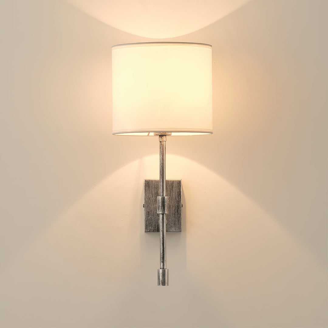 Applique murale Atticus avec abat-jour en tissu - Lampe murale moderne en laiton pour chambre et couloir