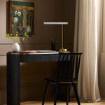Cargar imagen en el visor de la Galería, Lámpara de mesa LED USB moderna Voro: elegante iluminación de escritorio y mesita de noche de metal
