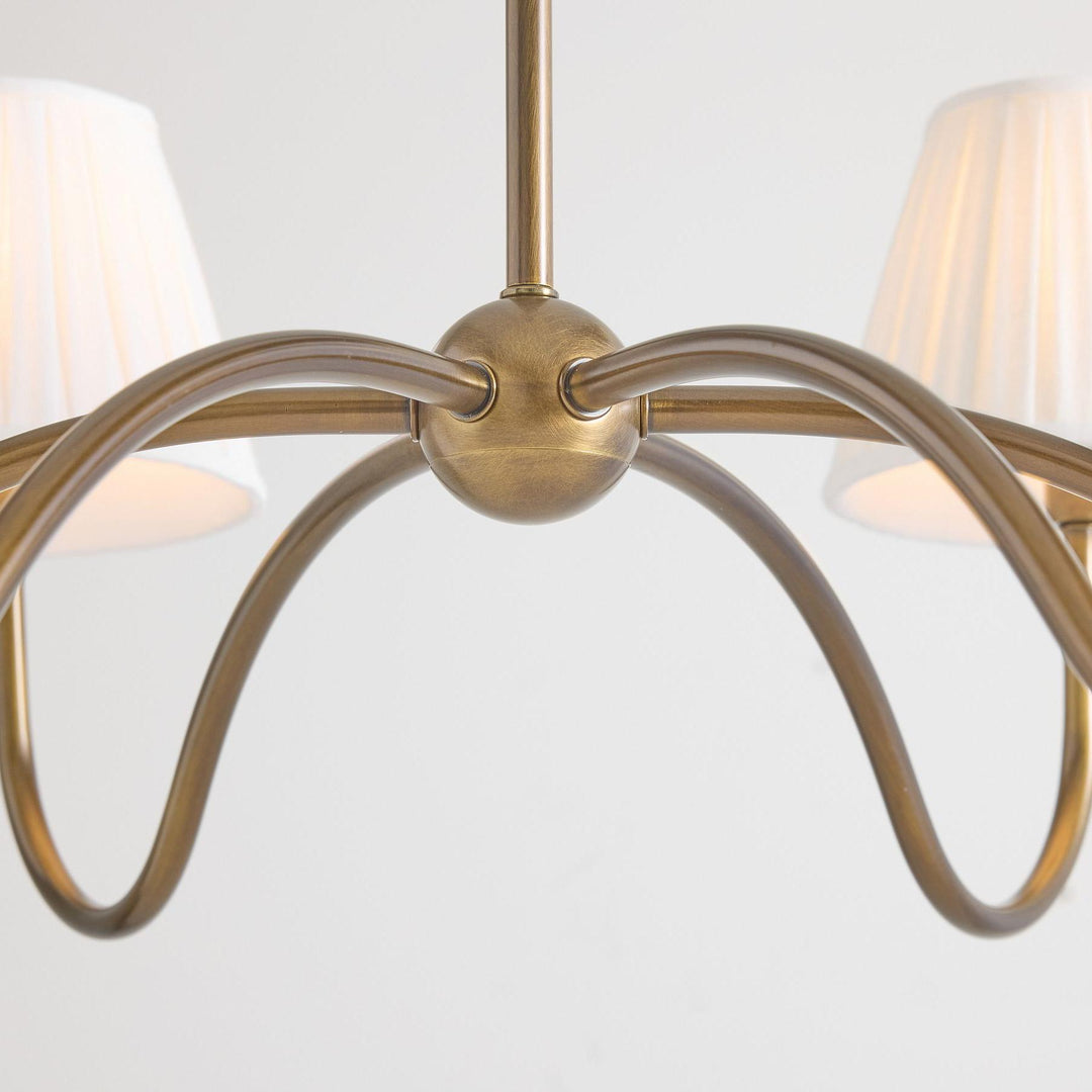 Lámpara de araña plisada Luvora de 6 luces: moderna elegancia de latón para comedores