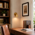 Charger l'image dans la visionneuse de galerie, Brass wall lamp installed in a warm interior