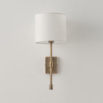Charger l'image dans la visionneuse de galerie, Applique murale Atticus avec abat-jour en tissu - Lampe murale moderne en laiton pour chambre et couloir