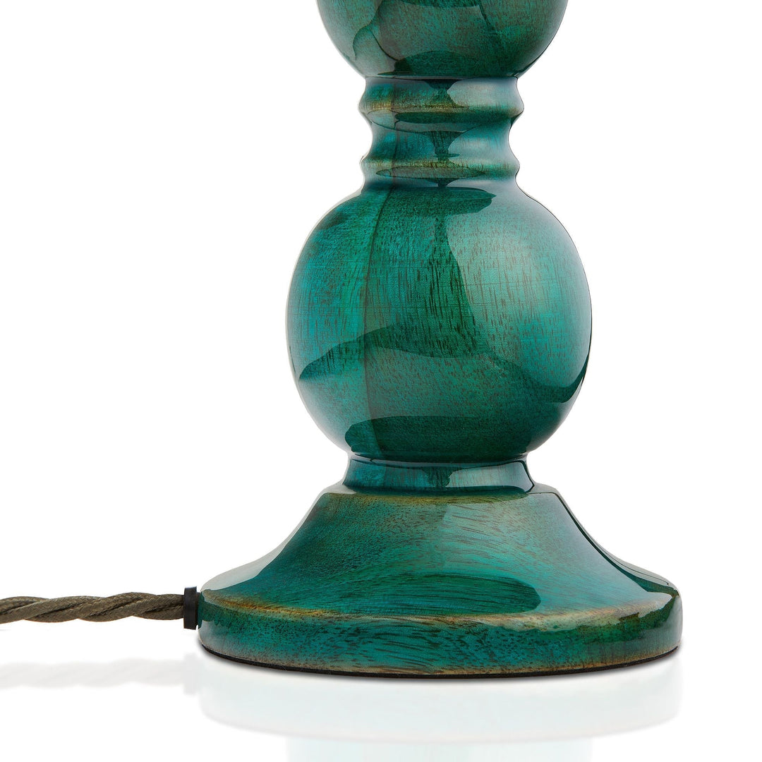 Lampe de table sculpturale Grainora avec base en grain de bois naturel et abat-jour en tissu pour intérieurs chaleureux